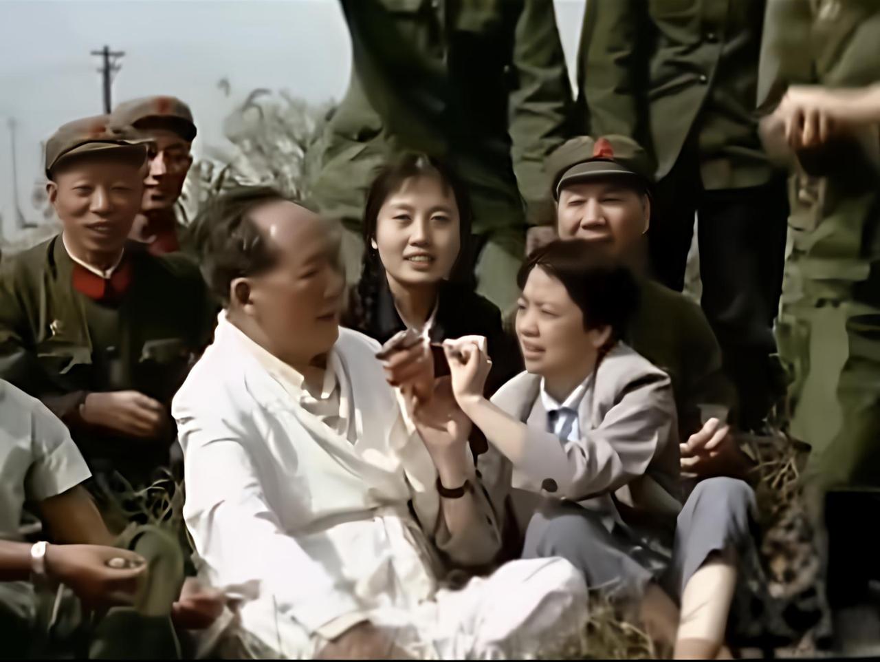 分享感动老照片毛主席走遍祖国大地！如图这张照片是毛主席坐专列到各地视察，中途下车