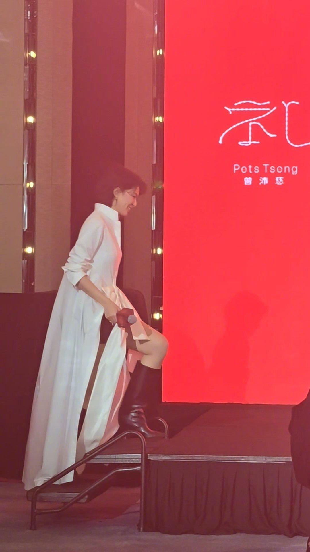Pets穿着这个大长风衣，好长一条人就这么大步迈进来，飒的不行[老师爱你][送花