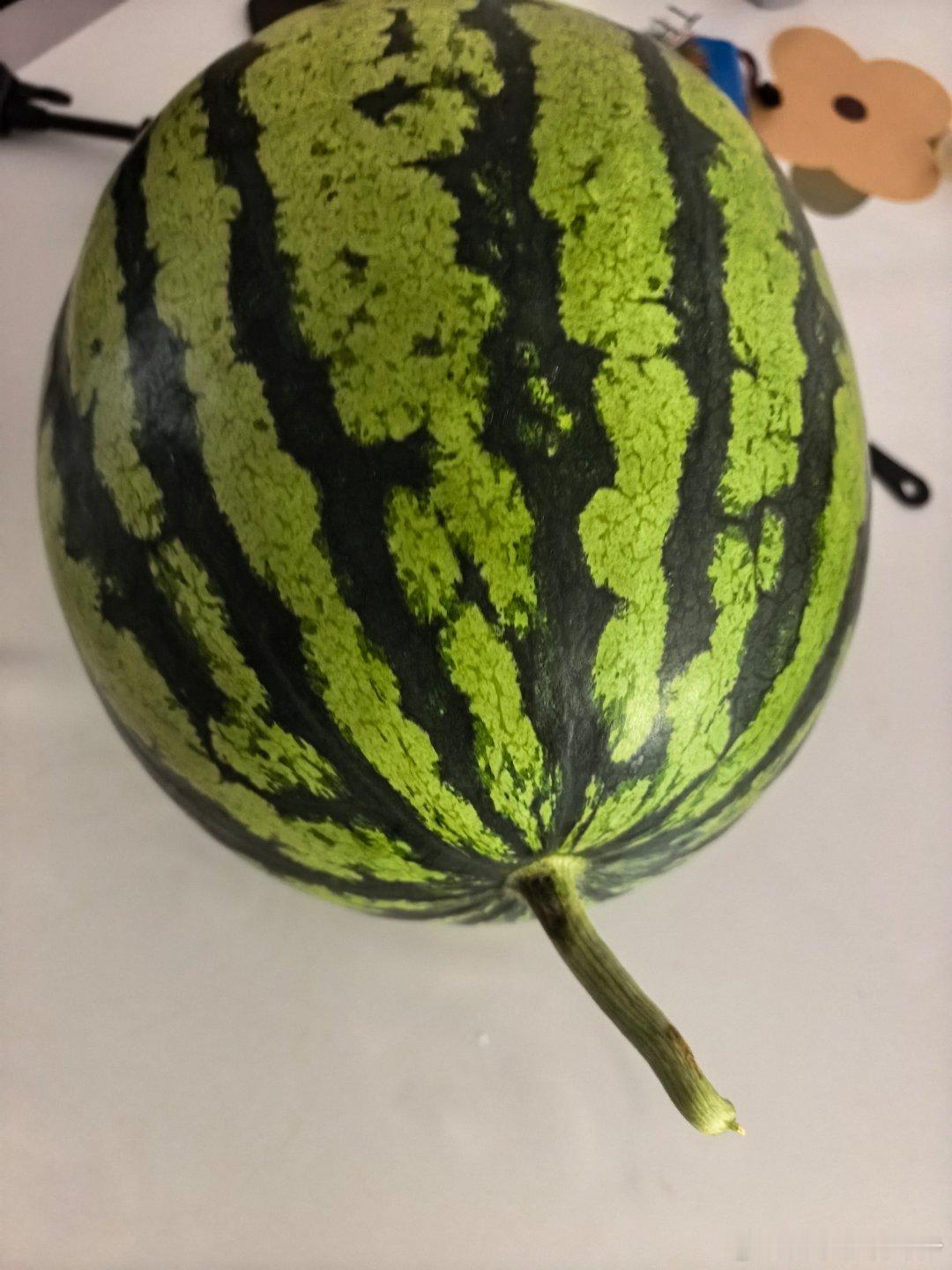 吃西瓜喽！你有多久没有吃西瓜了？以前每年春天就会买来吃，现在可能跟年龄有关，不到