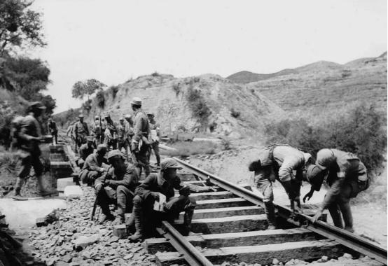 1943年，一铜匠被鬼子抓去搬弹药。鸡贼的铜匠每次趁鬼子不注意，扛着弹药箱偷摸的