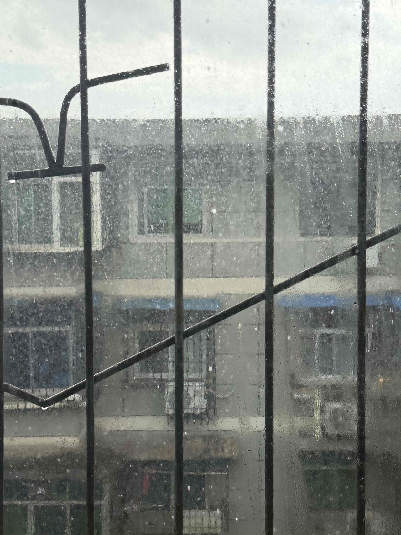 今天下午5点多一点，古城西安突降暴雨，我在城里住，其间，夹杂着板栗和玉米粒大小的
