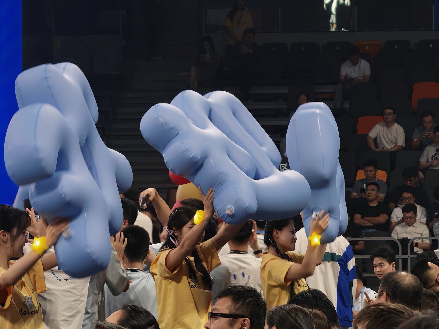 现场也是热起来了。华为开发者大会2026