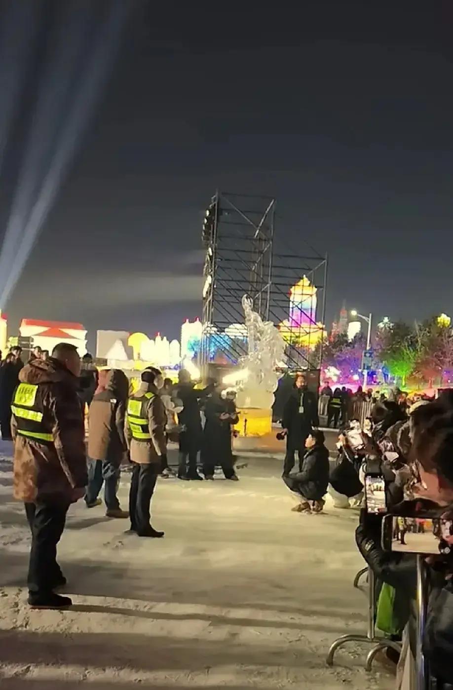 零下15℃排队3小时，她们只为一张合影
 
吉林雪场直播刚停，风刮得脸生疼。上百