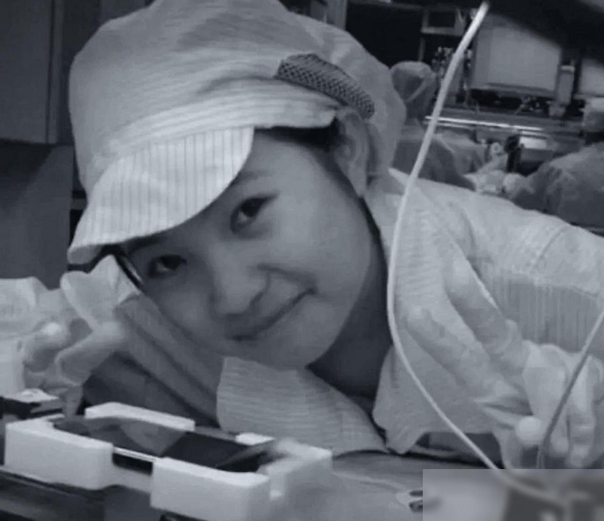 2008年，贵州有个妹子在富士康干活，她闲着没事用没做完的苹果手机拍照，照片偏偏