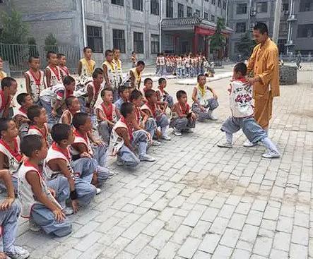 “锅都甩给助教？”河南登封一武校内，一名6岁的学生，只因体育课与同学说了两句话，