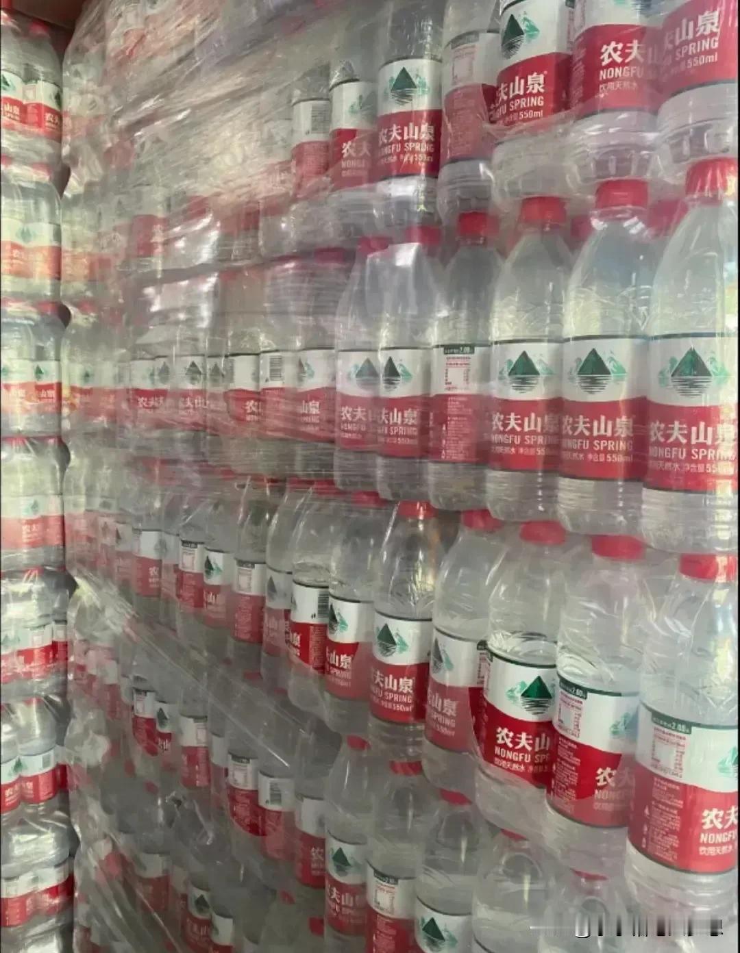 农夫山泉创始人钟睒睒说，从来没领过娃哈哈的工资，所以谈不上开除。他还呼吁大家不要