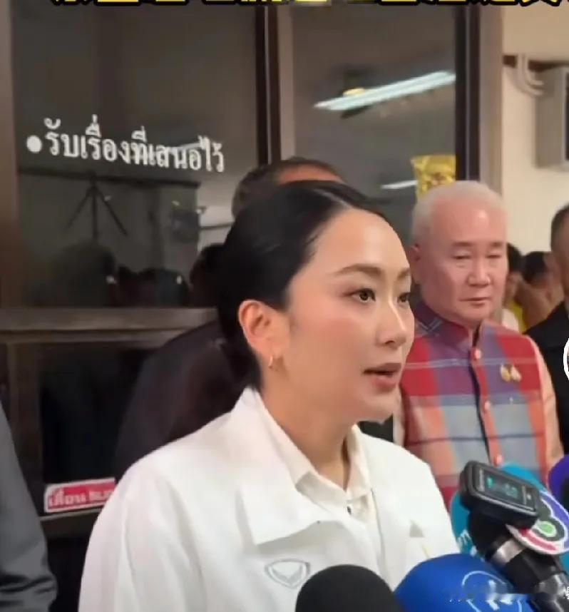 佩通坦接受采访时眼眶红红的，带着点哽咽说柬方往平民区开火。
 
她先摆姿态：“咱