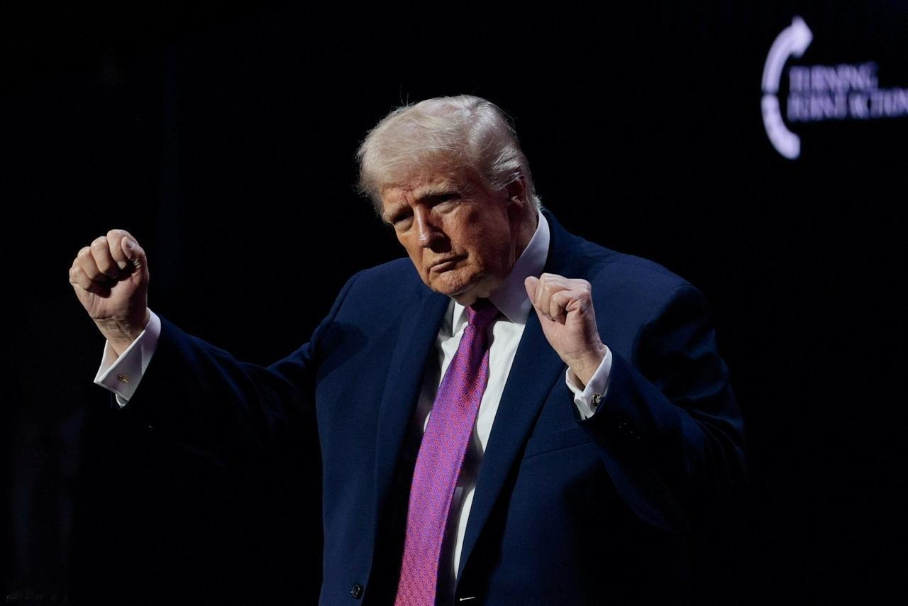 特朗普支持率暴跌！
4月20日，美国公布一份联合民调数据，特朗普的支持率已经降到