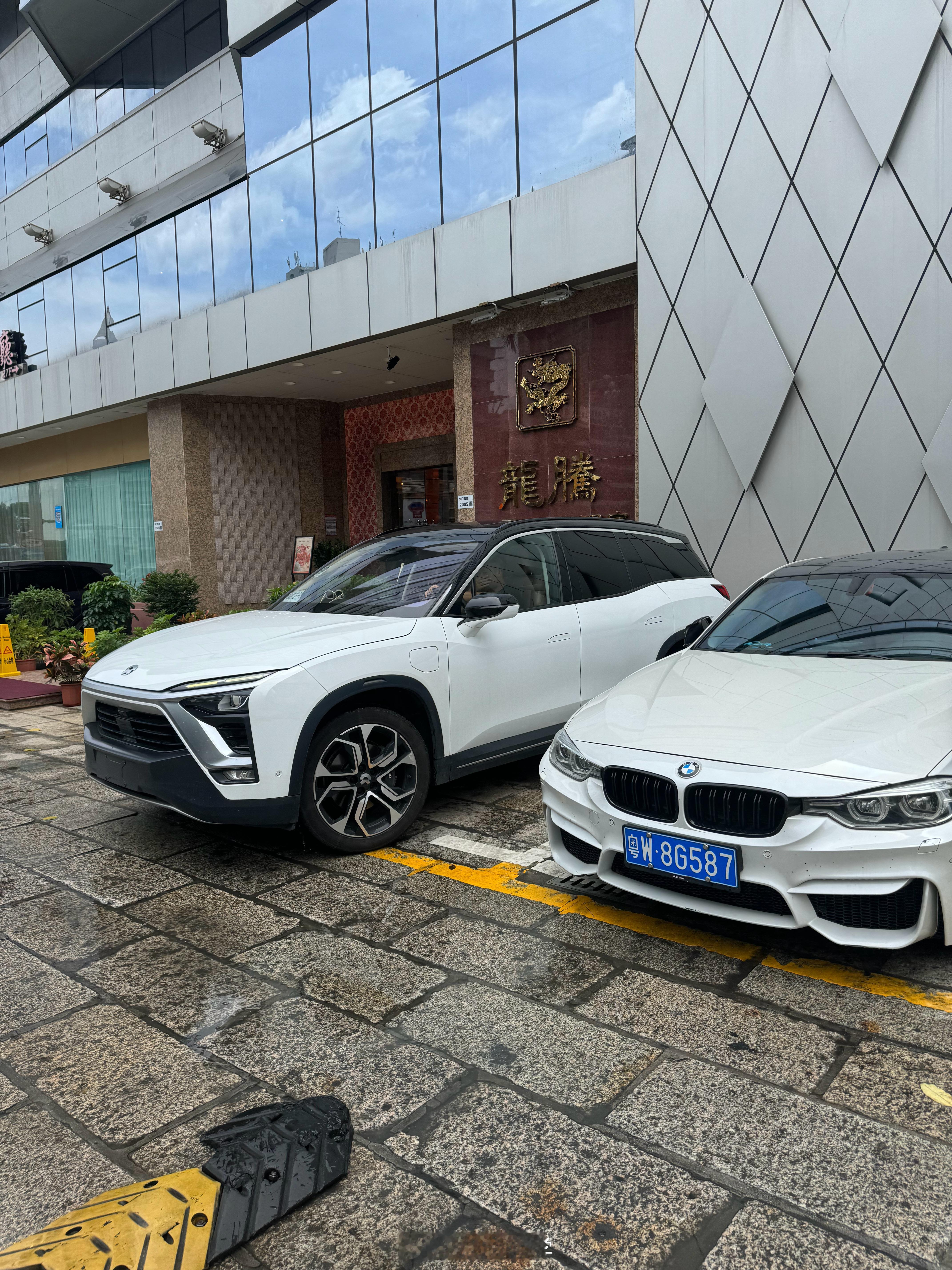 好久没有看到老款蔚来ES8了你还别说从车尾看这姿态还是不错的 ​​​