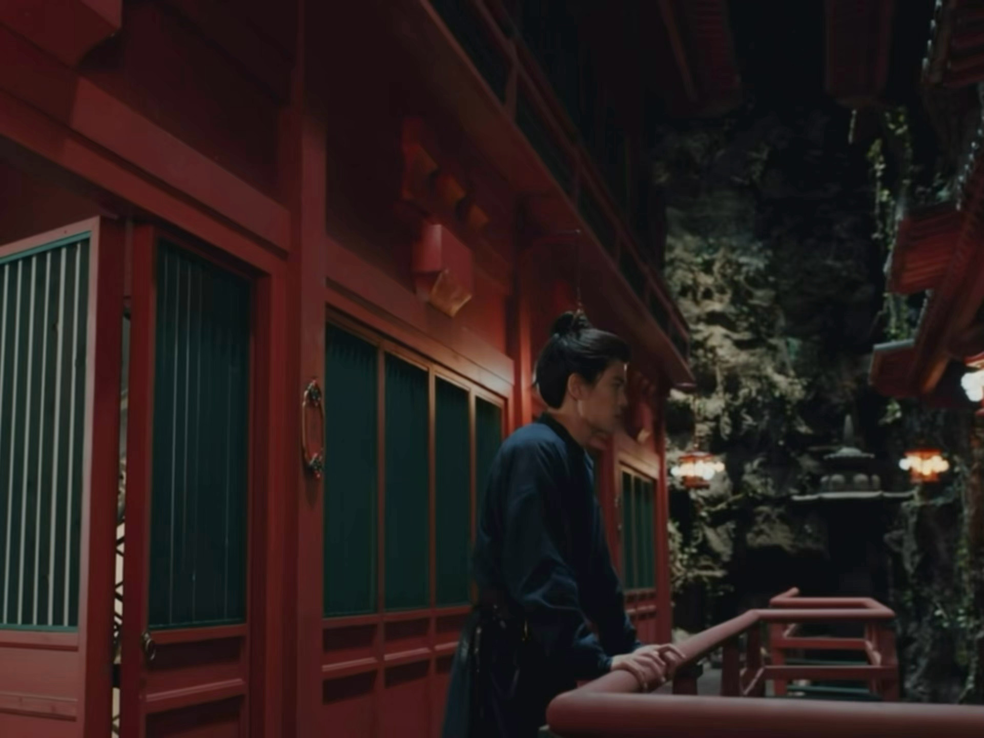 心绪不宁弹栏杆萌 被发现之后极速转身摸屁股蛋子也萌