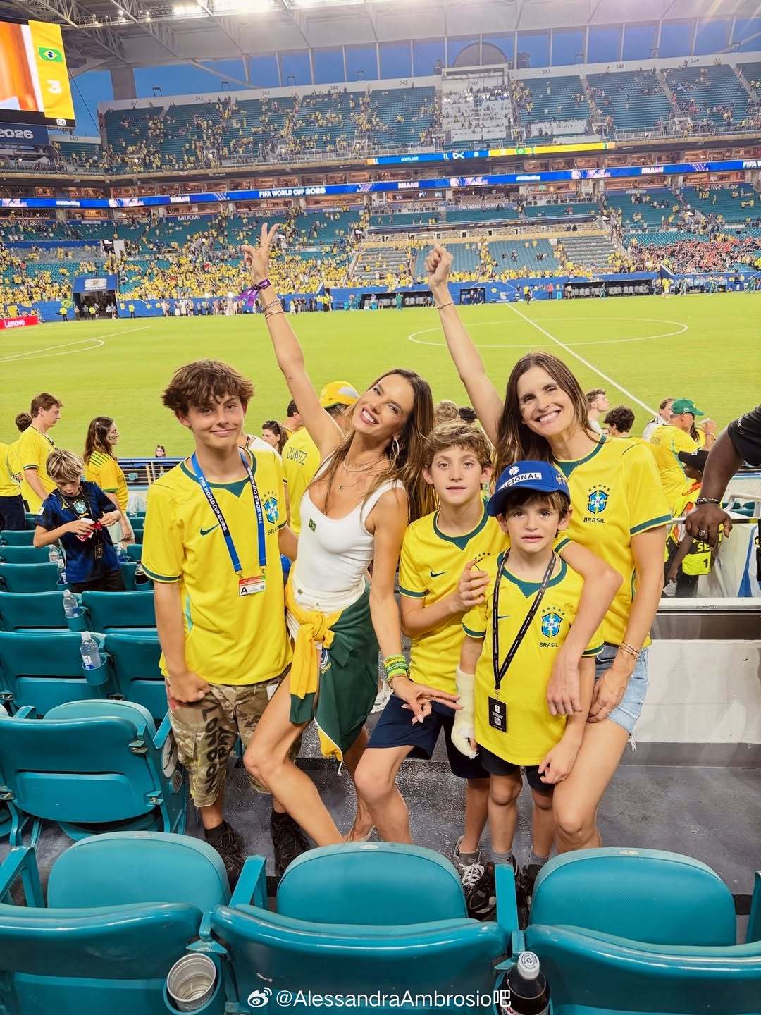 Alessandra Ambrosio A老师带着全家与朋友一起到场观看巴西对阵