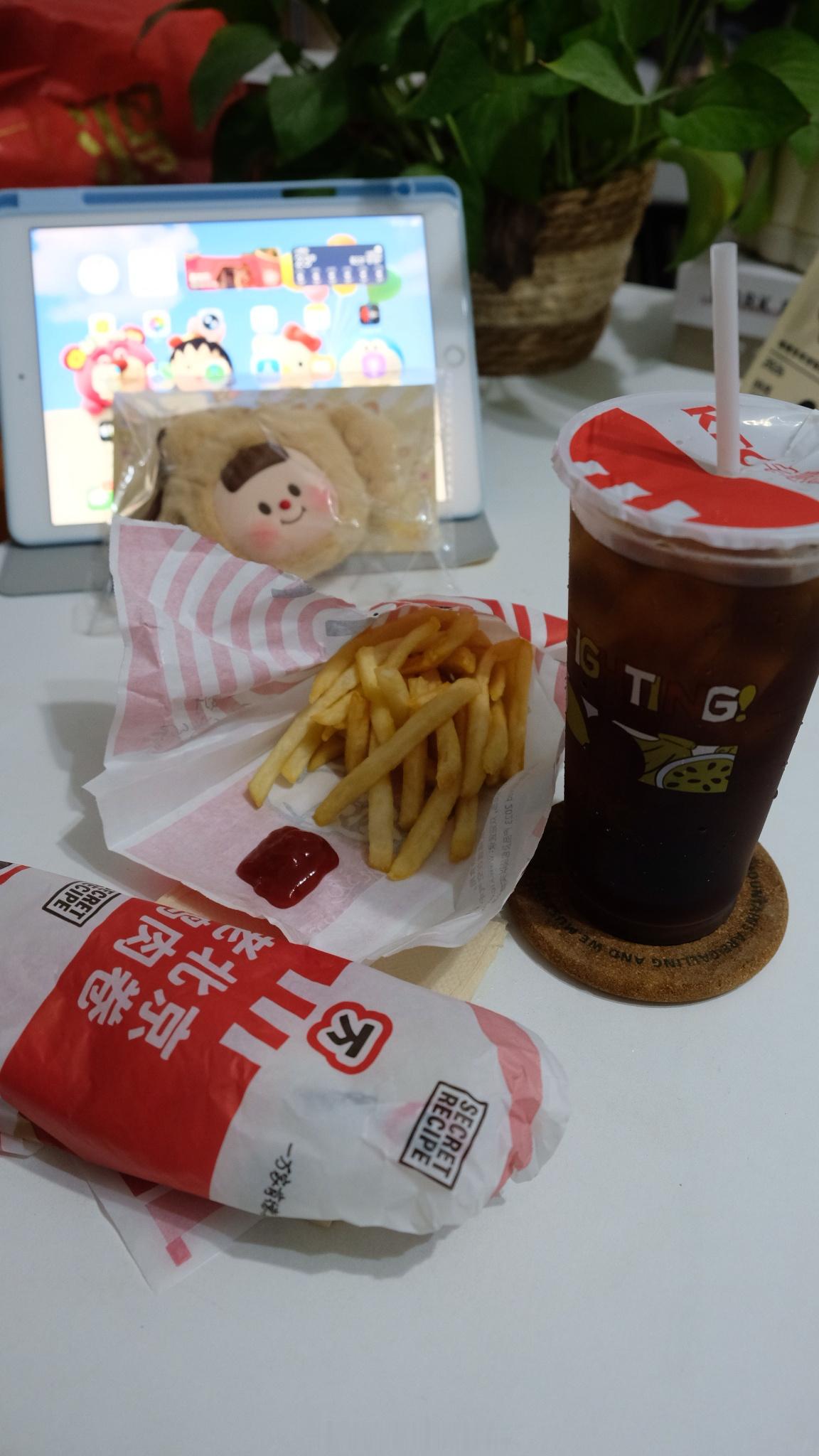 新周快乐！今天早餐继续芝士煎蛋火腿全麦馒头，蓝莓，圣女果，西梅，牛奶，早上差点又