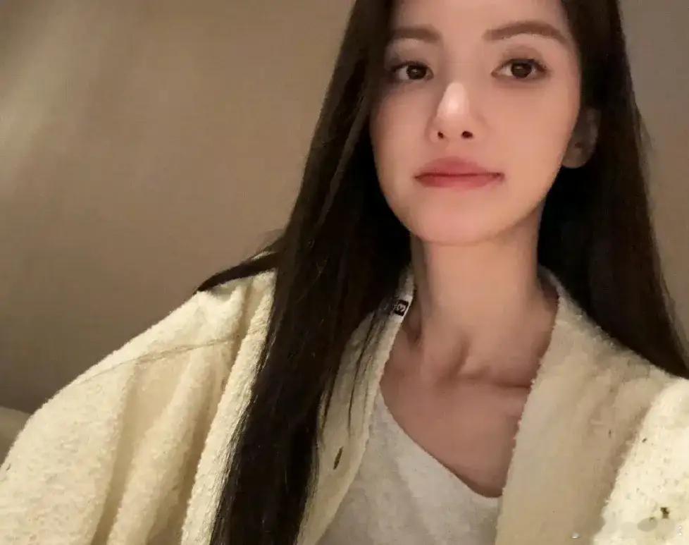 #差点没认出金晨# 金晨发出新自拍，有网友问，不说谁能认出姐？照片中的她，妆容简