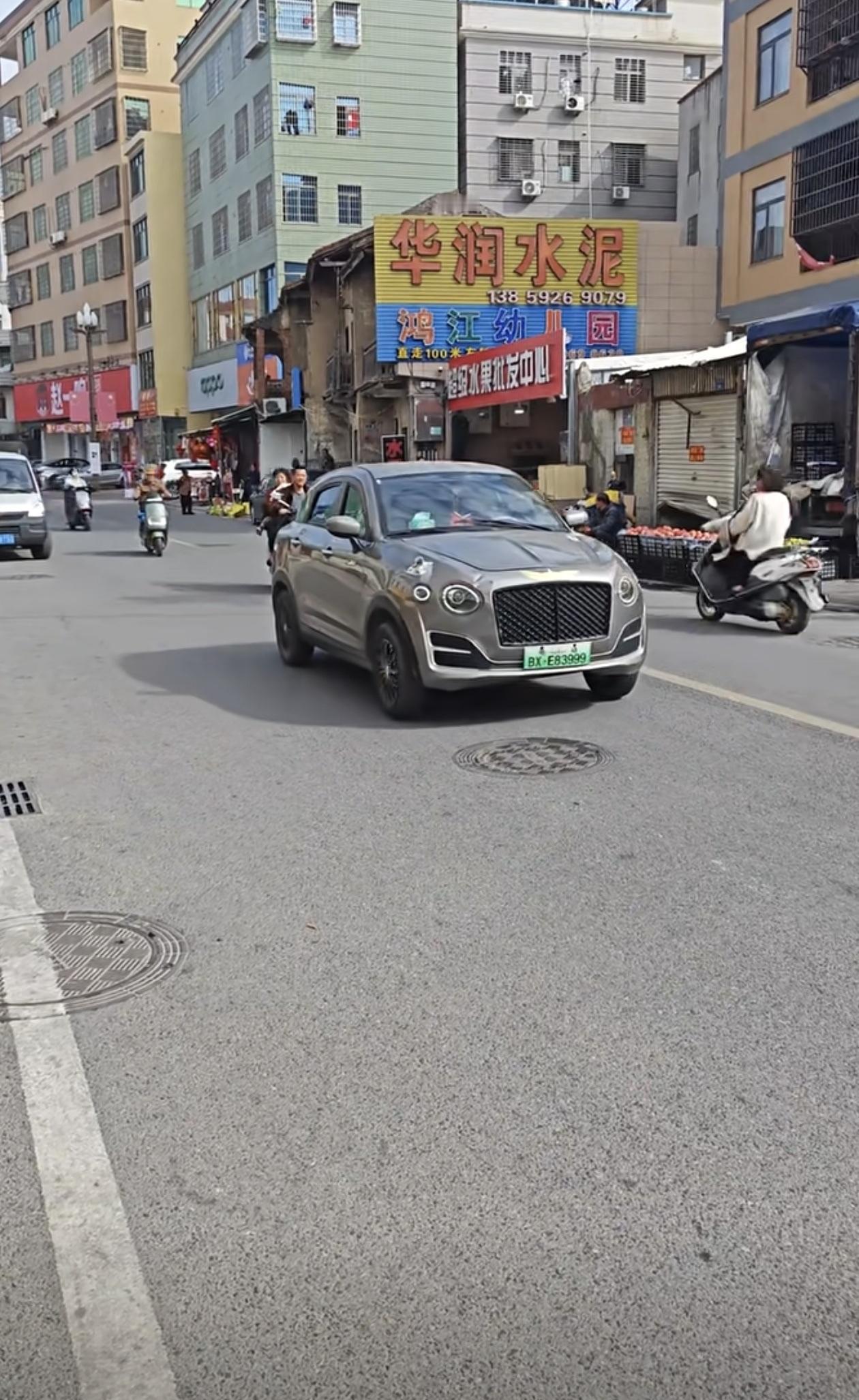 刚刚刷到路上有人开宾利添乱，你可别说，挺好看的