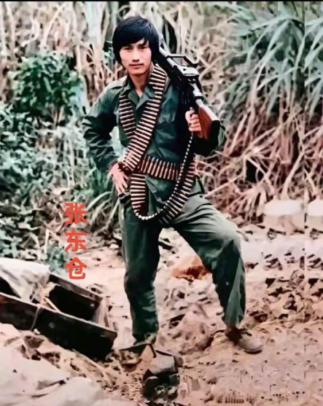 这位瘦小身材、肩扛机枪、全身挂满子弹的勇士名叫张东仓，1962年11月生，198