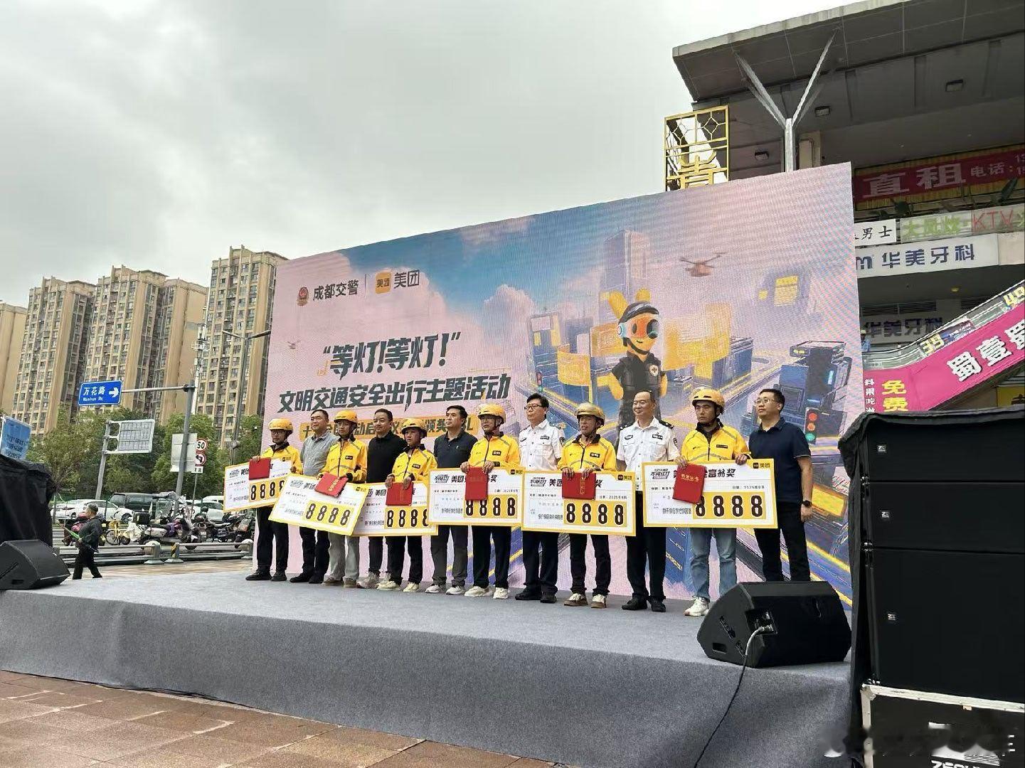 美团给骑手小哥发不闯红灯奖12月2日全国交通安全日，看到平台投入1亿元激励百万骑