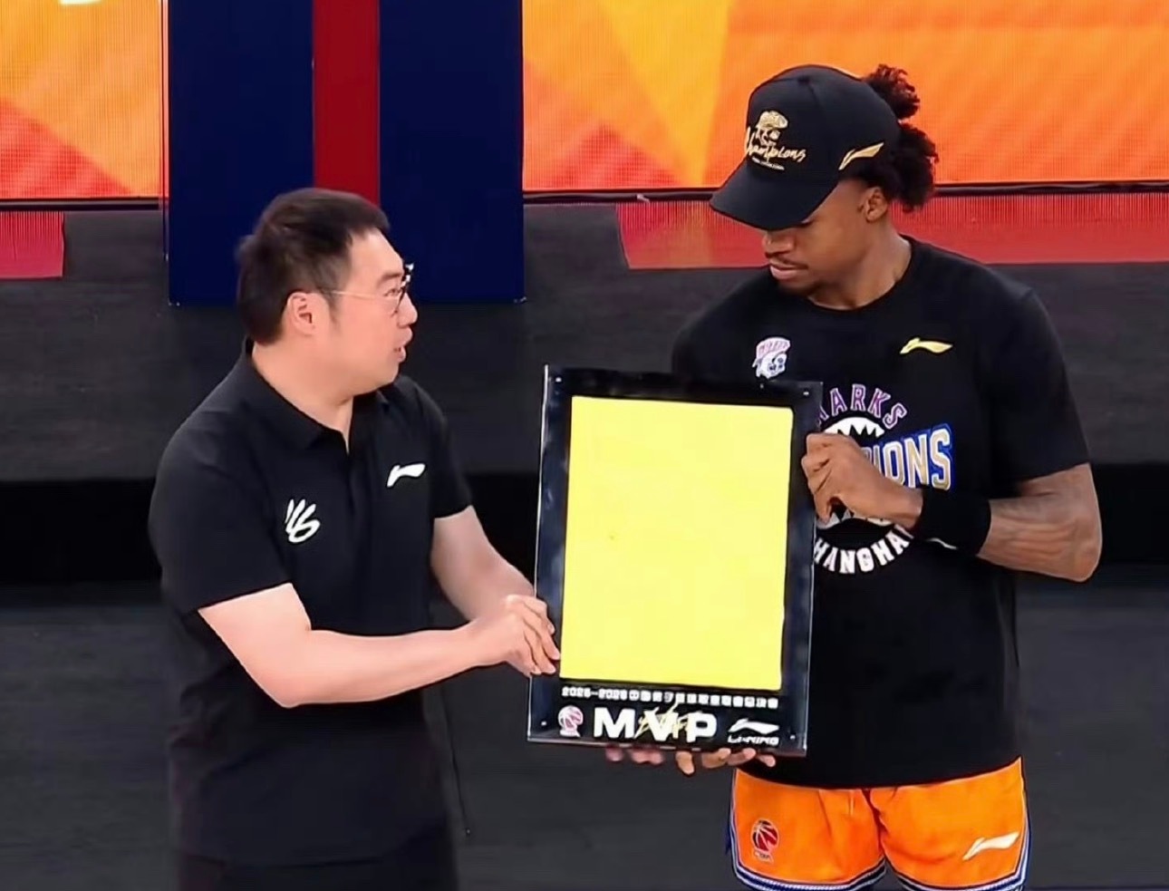 Curry Brand x Lining，这就是排面儿。库里签约李宁上海男篮时隔