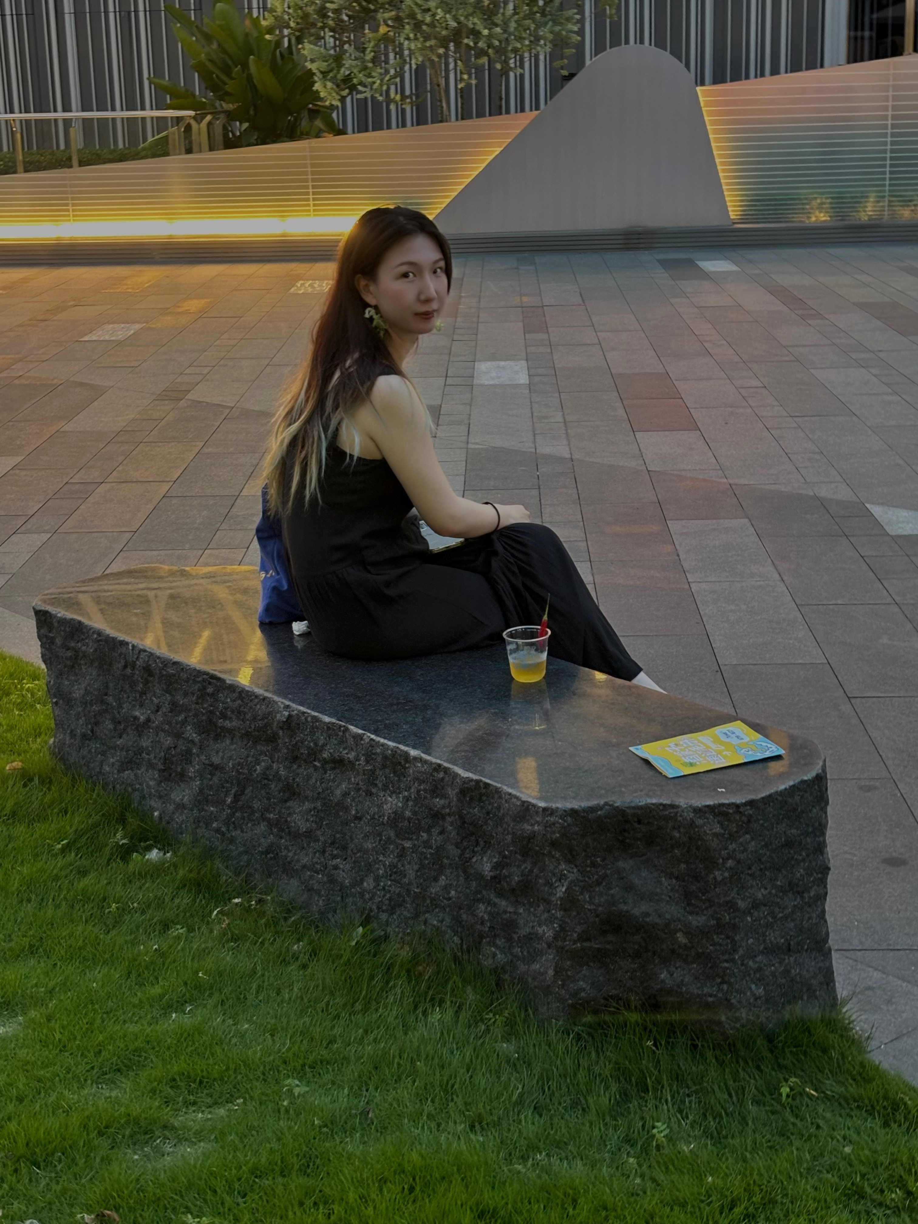 老婆抽烟都会离我一段距离，她说我一回头美她一大跳……omg……被爱就是这样的，时