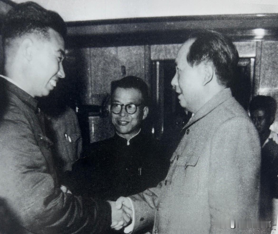 1958年11月1日，毛泽东主席在河南新乡火车站专列上接见林县县委书记杨贵的照片