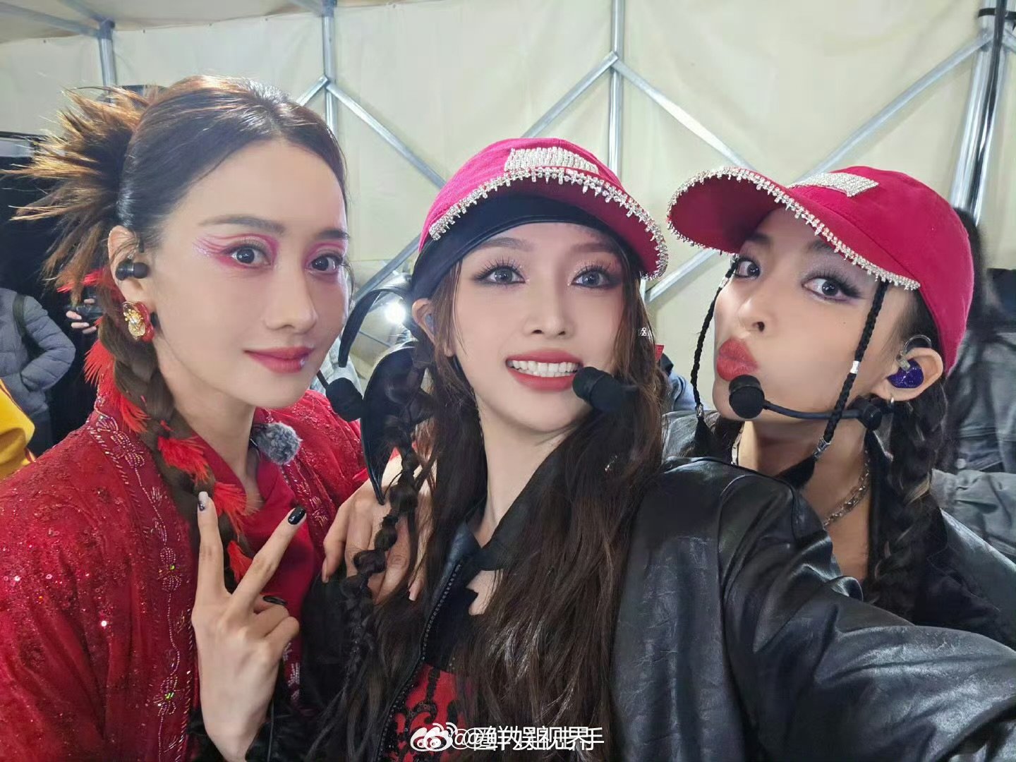 浪姐6二公幕后合照活人感乘风2025浪姐 6 二公幕后合照，活人感拉满！姐姐们鬼