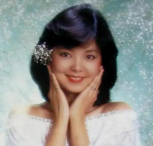 白龙王称邓丽君狐妖转世，数次拒见背后藏着令人唏嘘的宿命传闻。
 
要说港圈这滩老