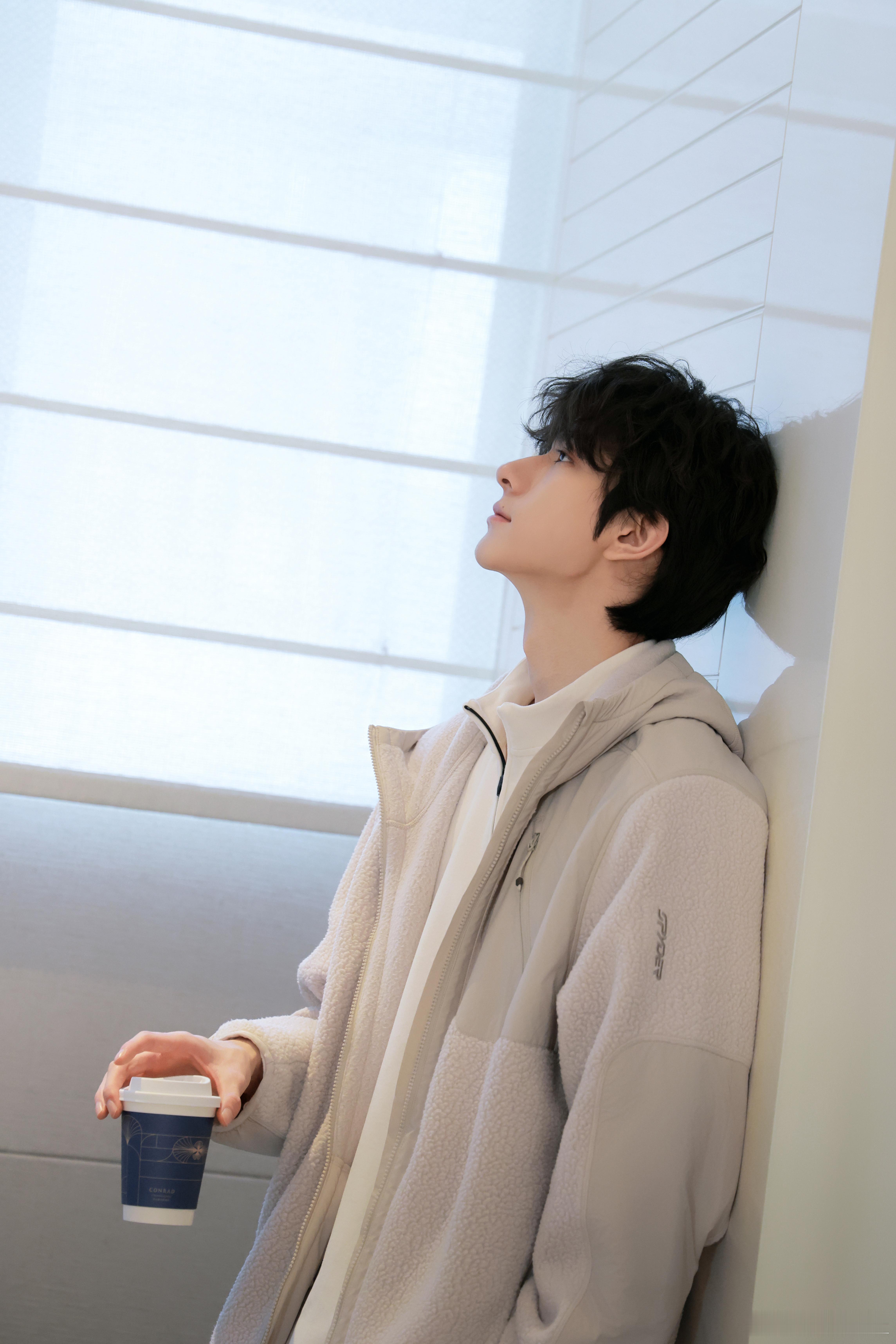 林一来冒个泡林一：来冒个泡点缀下生活里的小角落米色套装＋小卷毛，舒适感满分，这是