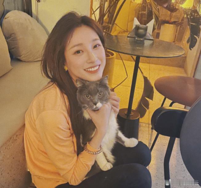 马凡舒上了两次马年春晚马凡舒两登马年春晚太圈粉！2014年以中传合唱团成员首秀，