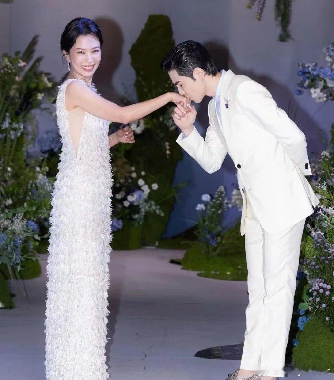 #萧敬腾婚礼庾澄庆唱情非得已#萧敬腾林有慧婚礼上庾澄庆唱情非得已，婚礼现场唱出演