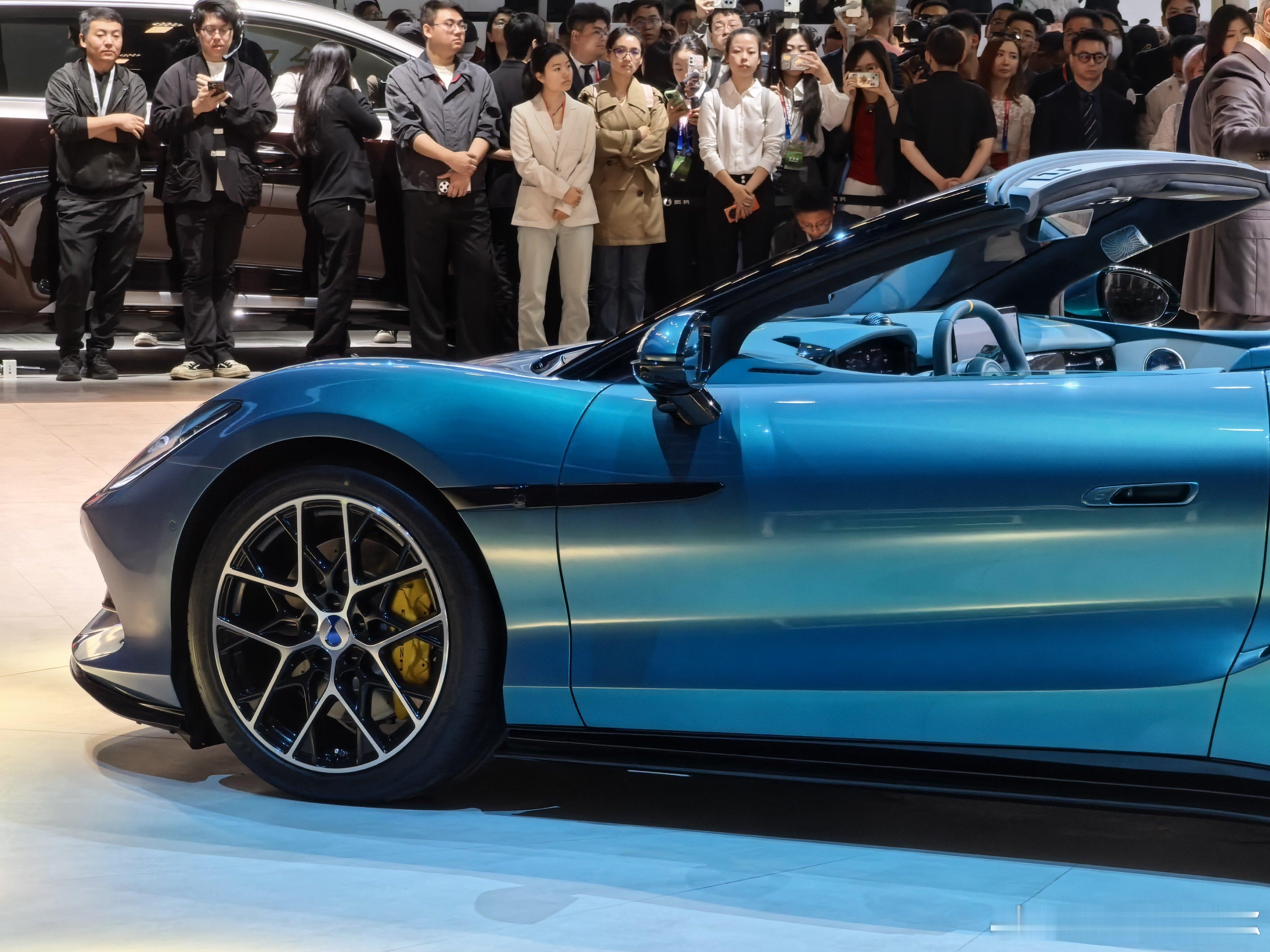 腾势Z敞篷版首秀，车漆叫翡冷翠，易三方、云辇-M、天神之眼5.0都有，敞篷的感觉