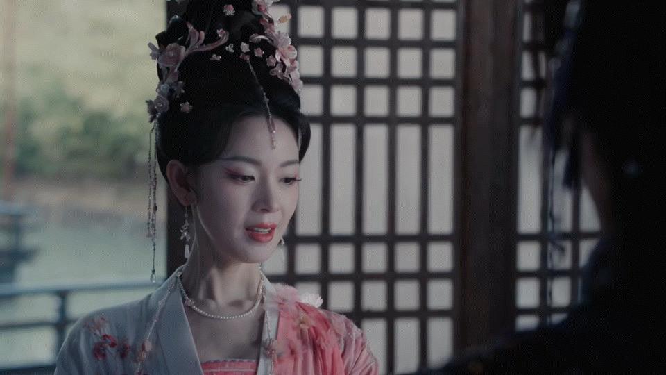 陈瑶一出场就在英雌救美 哇塞！陈瑶的西方桃一亮相就开启“英雌救美”模式。帮红姑娘