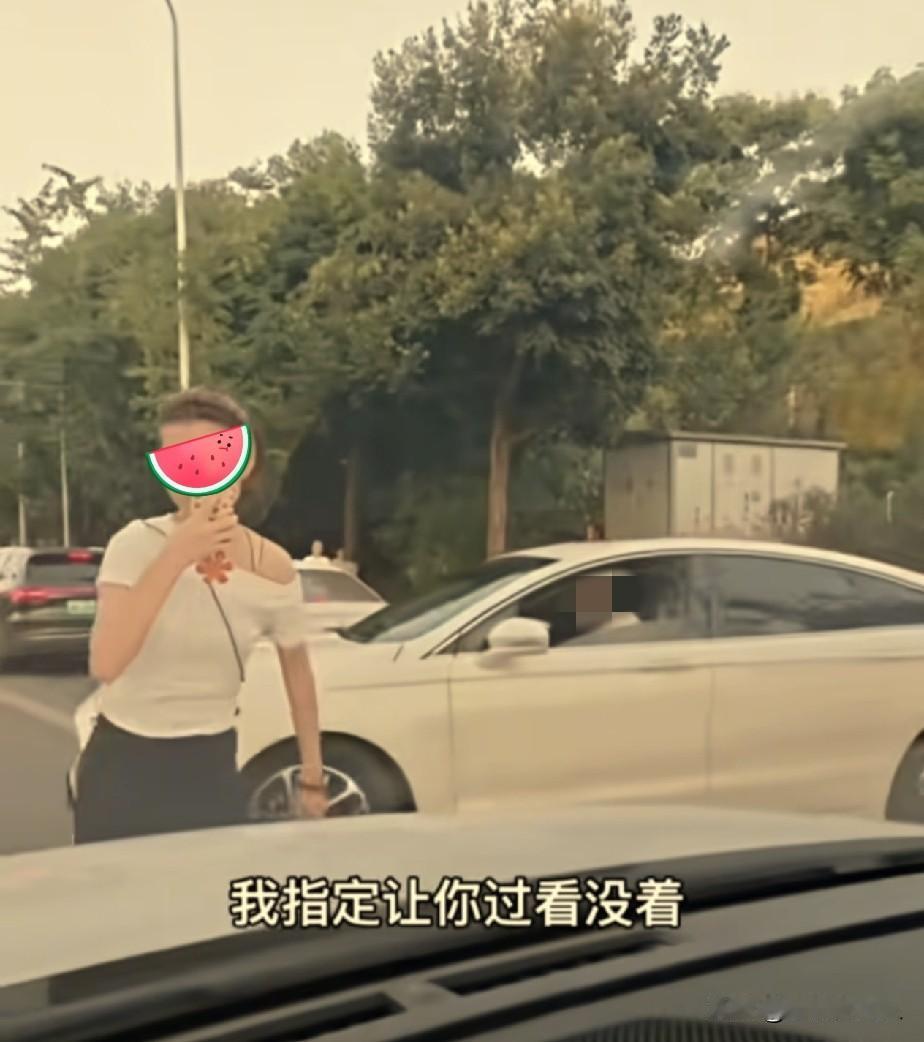 重庆，那个25岁“吐口水”肉身拦路的女子，这次真是摊上事了！

重庆一女子，在红