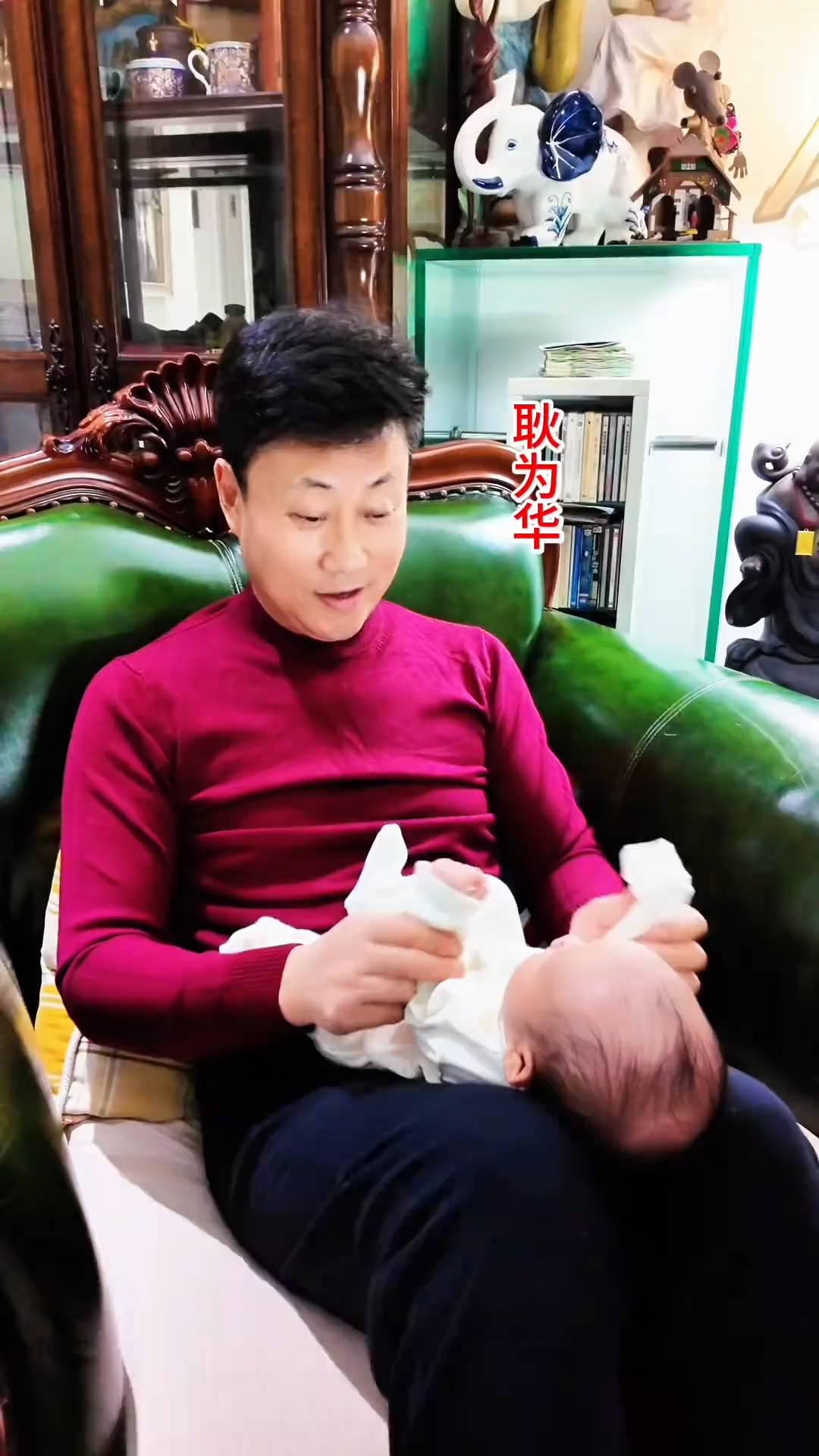 奶爸带娃日常。
耿为华。
花喜鹊起得早，站在枝头喳喳叫。树下有只老花猫，对着喜鹊