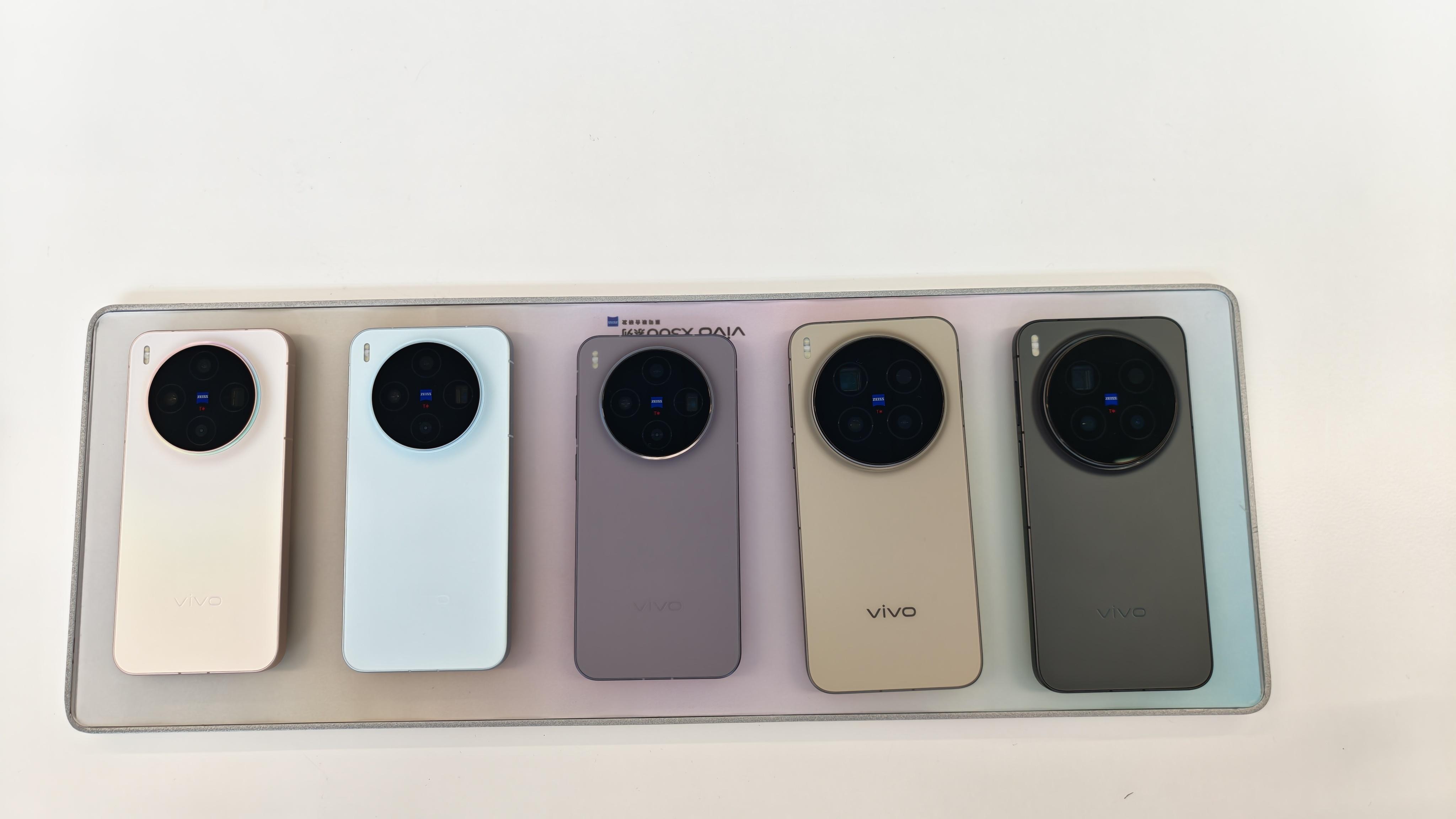 提前摸到了vivo X300系列真机，颜值高手感好，影像更是强到离谱，尤其是穿上