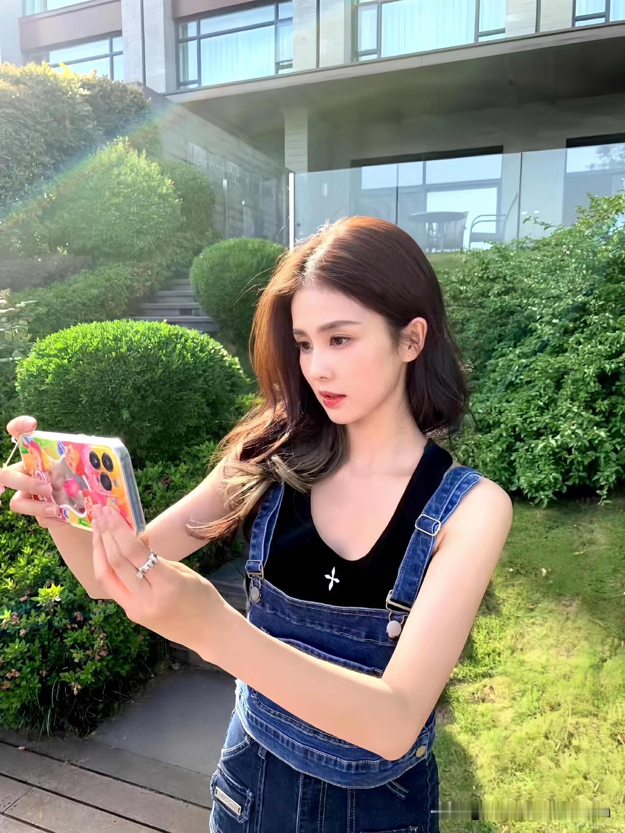 白鹿穿背带裤拿手机自拍，这状态绝了！