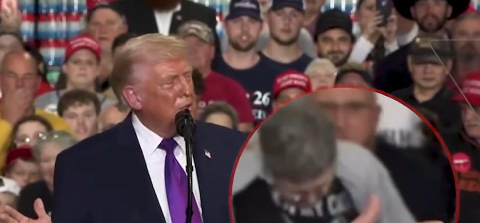 特朗普集会现场，向来是激情四射、人声鼎沸的“大型蹦迪现场”。就在最近一场演讲中，