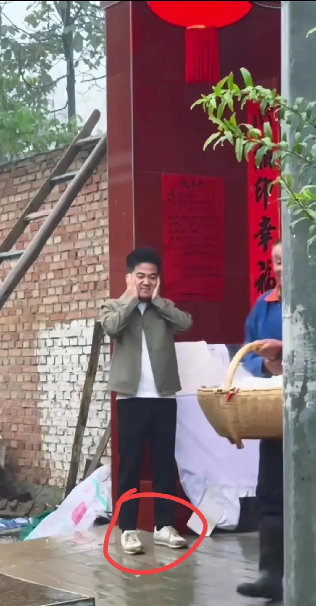 董宇辉真的好节俭！

董宇辉的这双旅游鞋，很普通不说，还穿了好久，自从他参加他亲