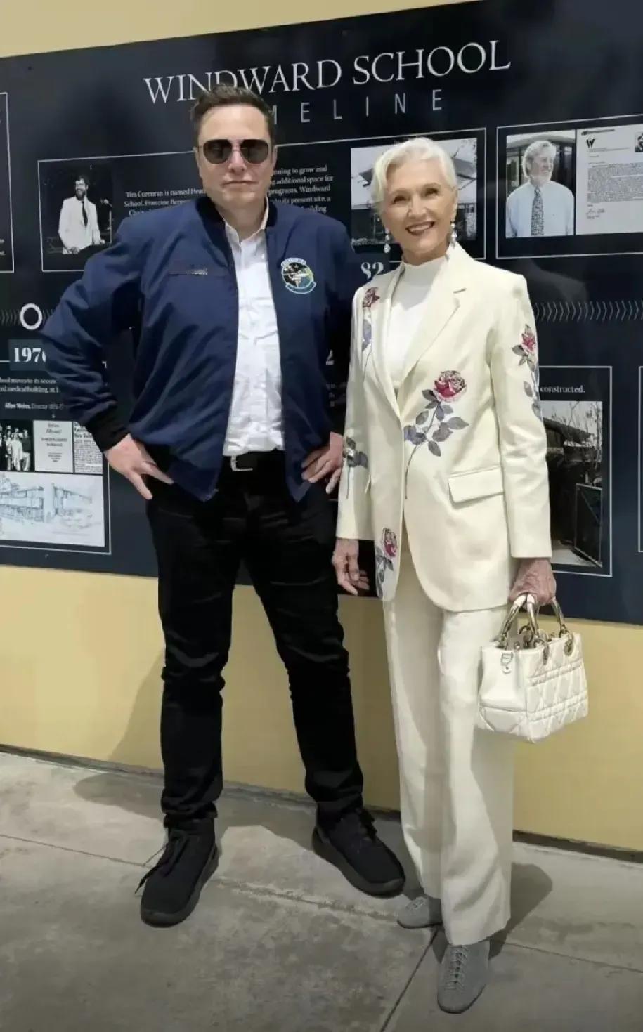 优雅的母亲和她霸气的儿子！


有人说无关财富，其实真是因为财富，这合影满满的富