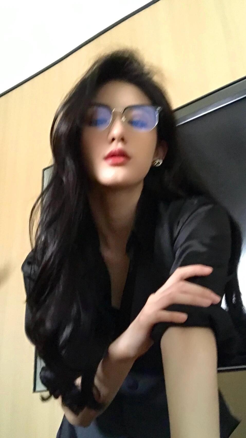 沉思的瞬间，黑衣少女与书本的对话