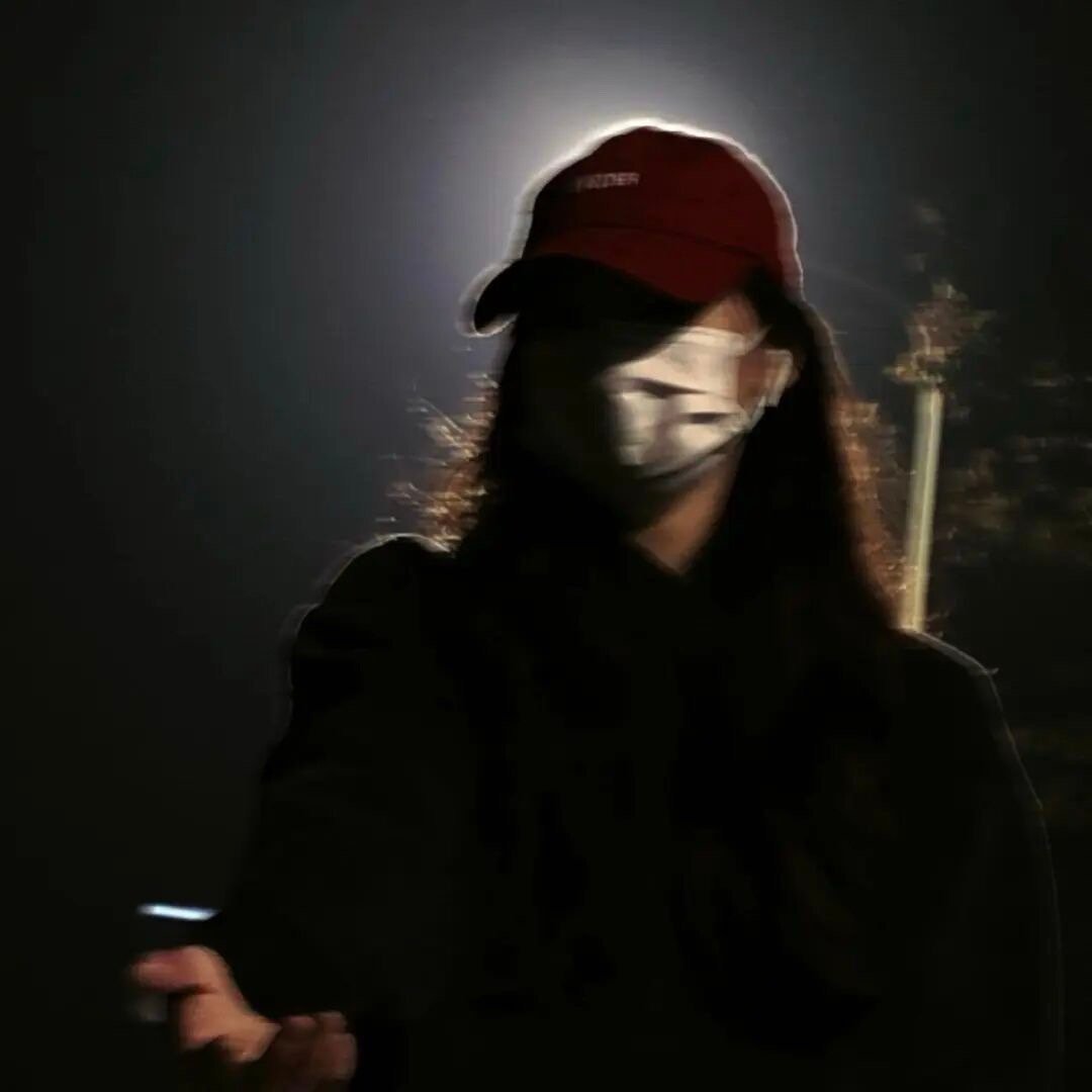 在感情里早就不流行道歉了 他们会等时间过去 然后问你一句在干嘛 在感情里也早就不