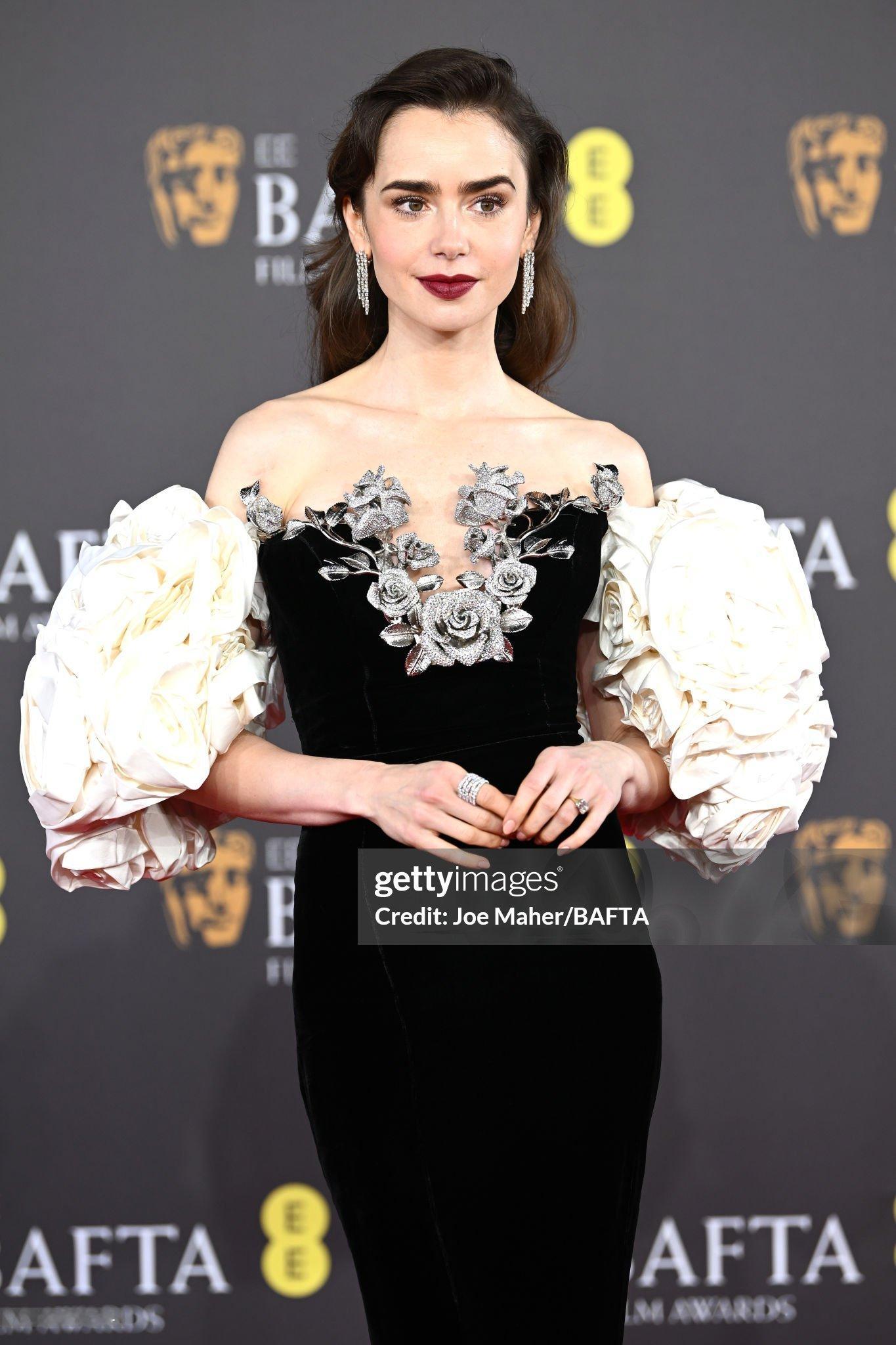 Lily Collins 亮相英国电影学院奖红毯，身穿Tamara Ralph 