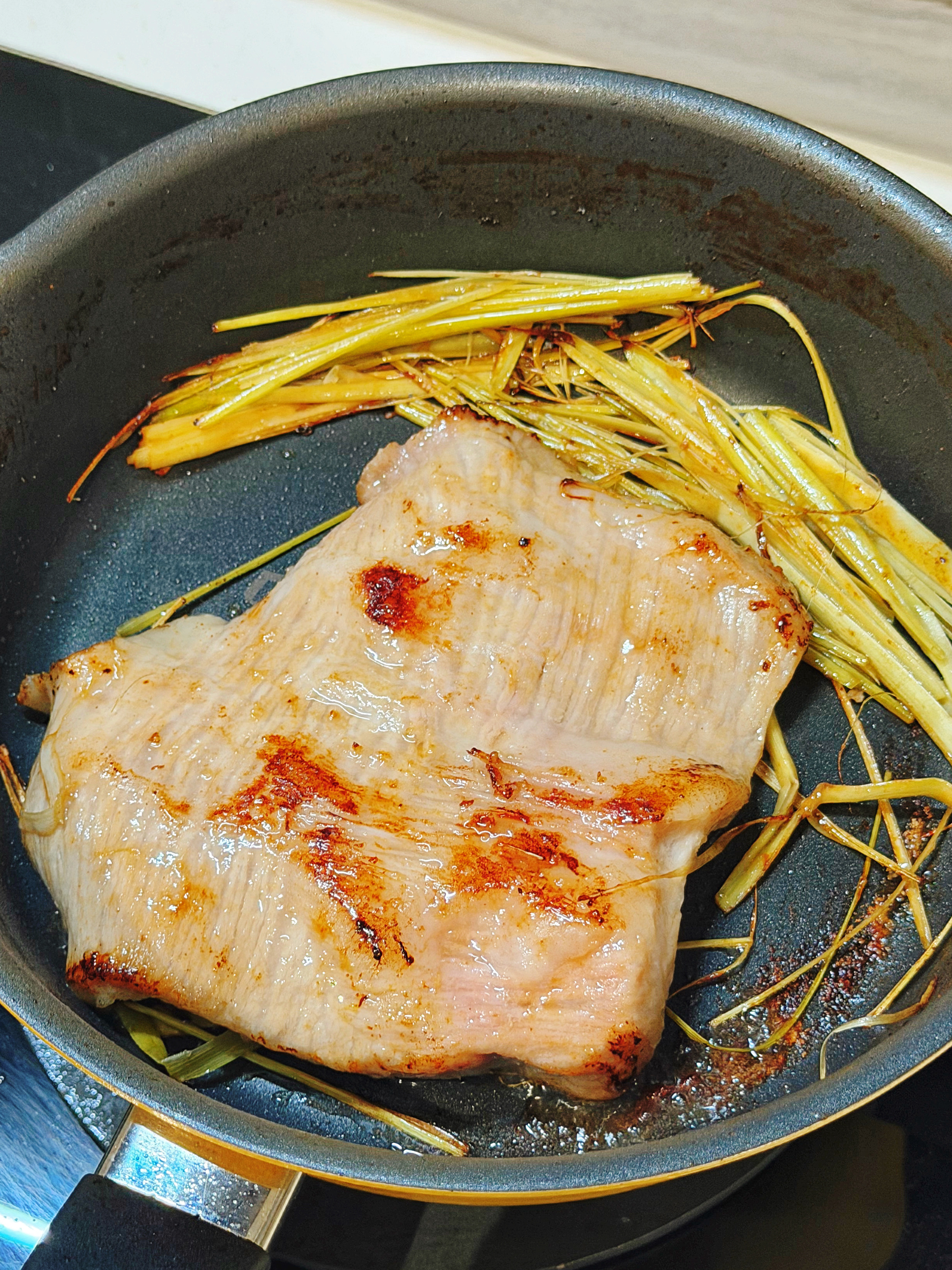 吃上饭了！！！阿丘吃煲仔饭点开图一听孩子的欢呼哈哈我和牛吃番茄鸡蛋油泼面牛说还想