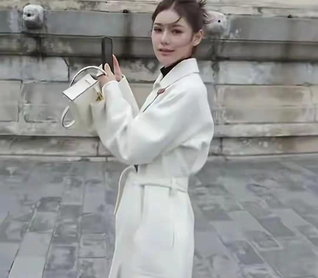 马晓梅招人喜欢，直播带货被粉丝问起衣柜，直言自己不喜欢买衣服
马筱梅最近直播带货