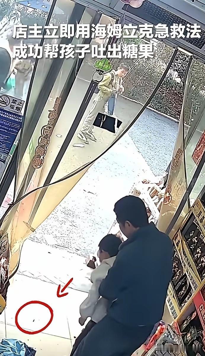 近日，湖南一家便利店的监控画面，火到了人民日报。
 
画面里，一个背着书包的男孩