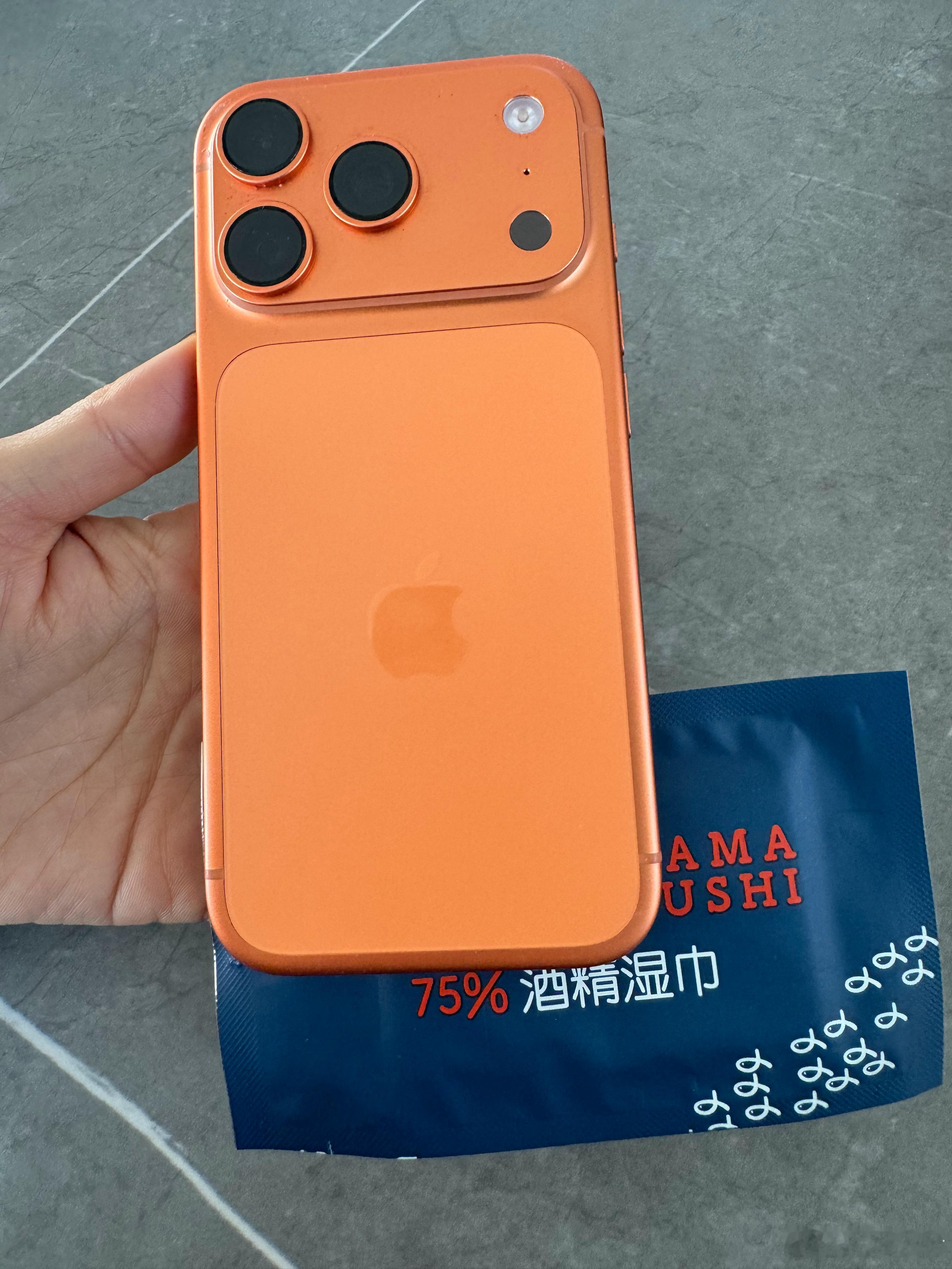 这么大片的掉色，感觉像是故意的，正好手头有酒精湿巾，要不试试？