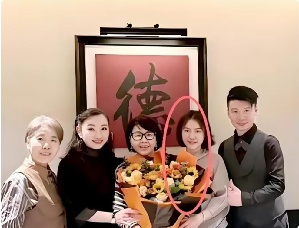 翁帆即将满50岁！陪着母亲学昆曲，前半生给了杨振宁后半生陪家人 