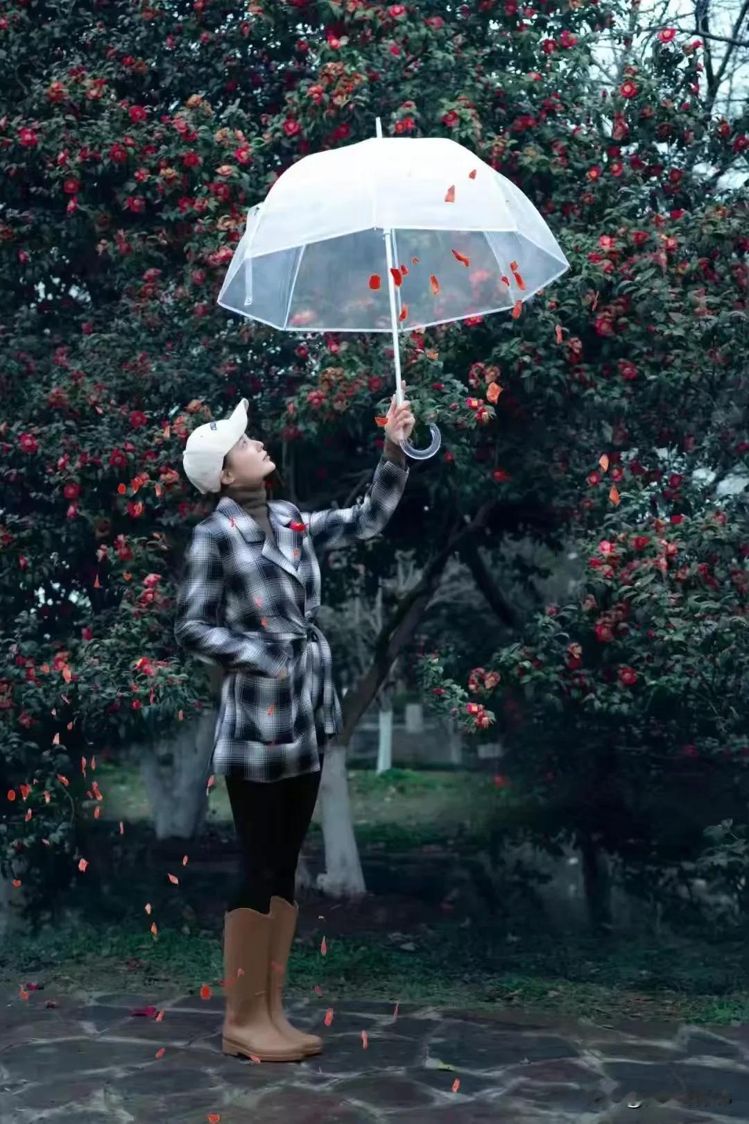 《路过花开》
（原创首发）陋室听秋
 
二月的春风 悠悠飘来
街角的梅花 纷纷落