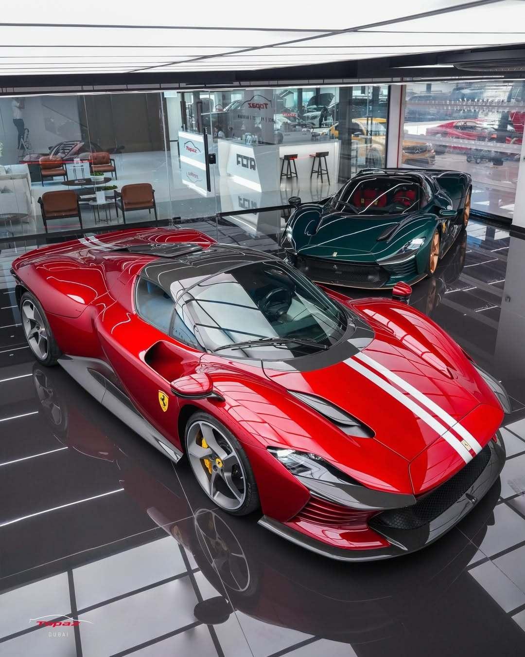 两台Tailor Made 版本的Ferrari SP3 D