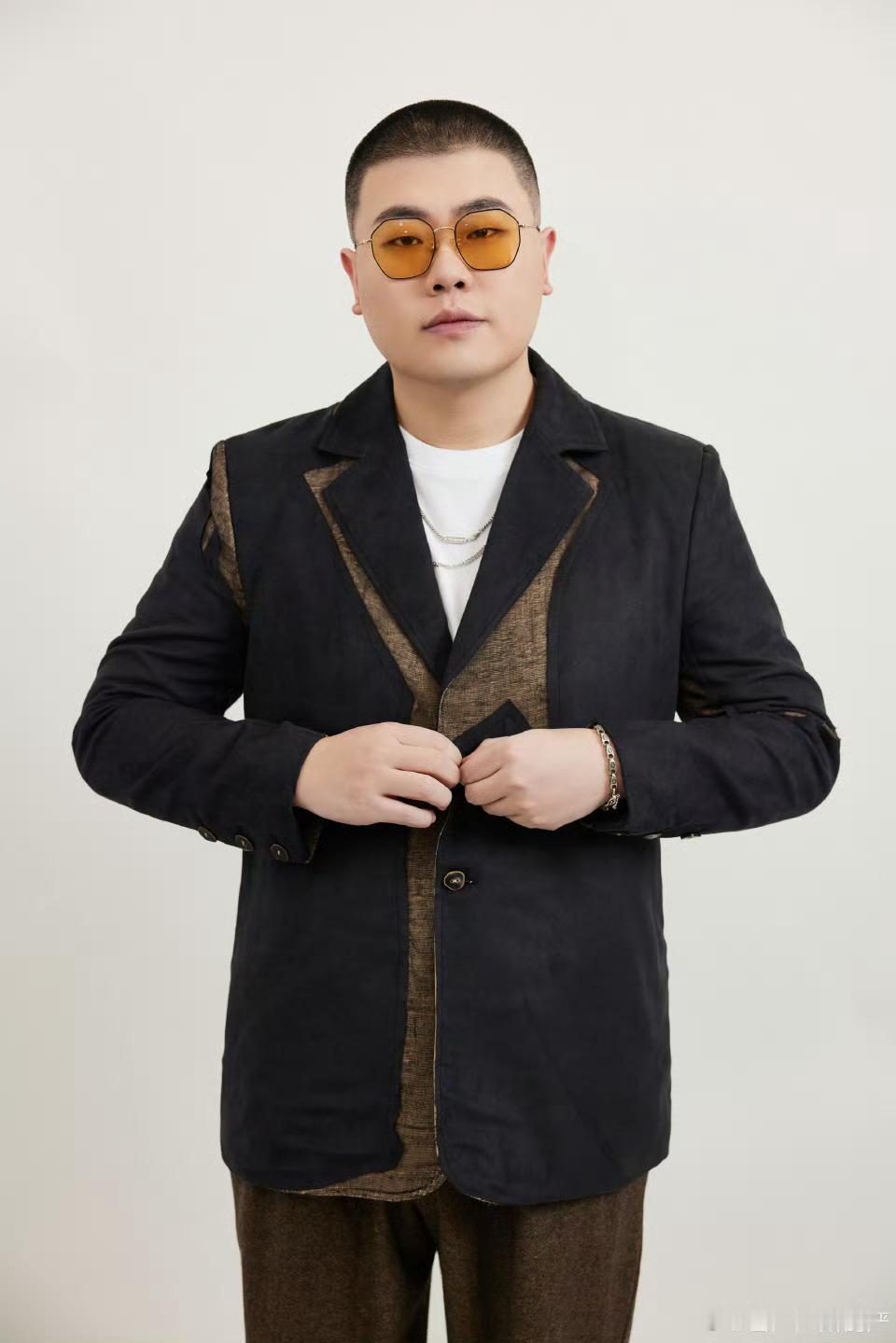 吕严曾多次想拉黑妈妈 吕严在节目里坦言，面对妈妈发来的关心信息，他常常不知如何回