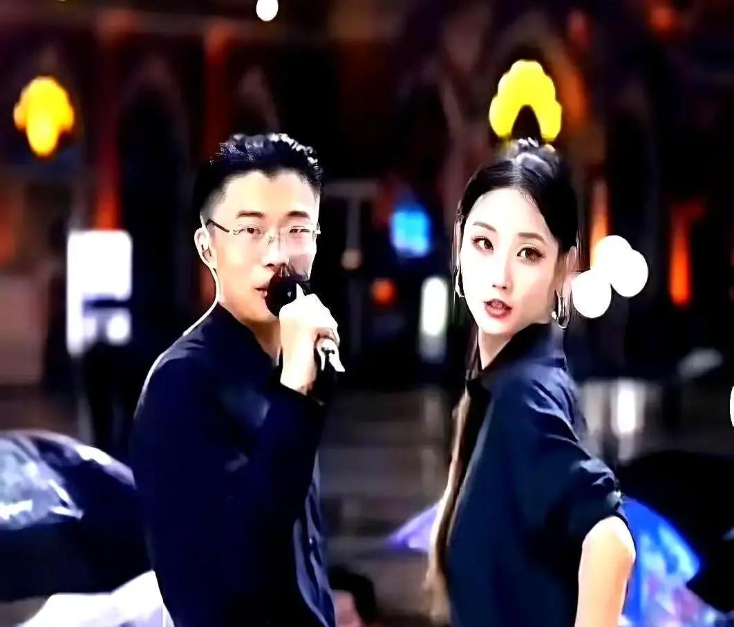 郭有才在抖音火了整整一年，粉丝飙到四千多万。

七年外卖三年摆摊，一把旧吉他在菏