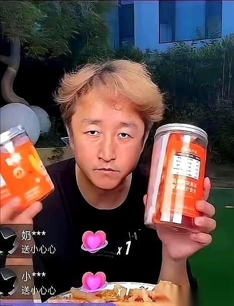 “3、2、1，上链接！”
刺眼的直播补光灯下，满屏幕飘着滚动的弹幕。
一旁的冉莹